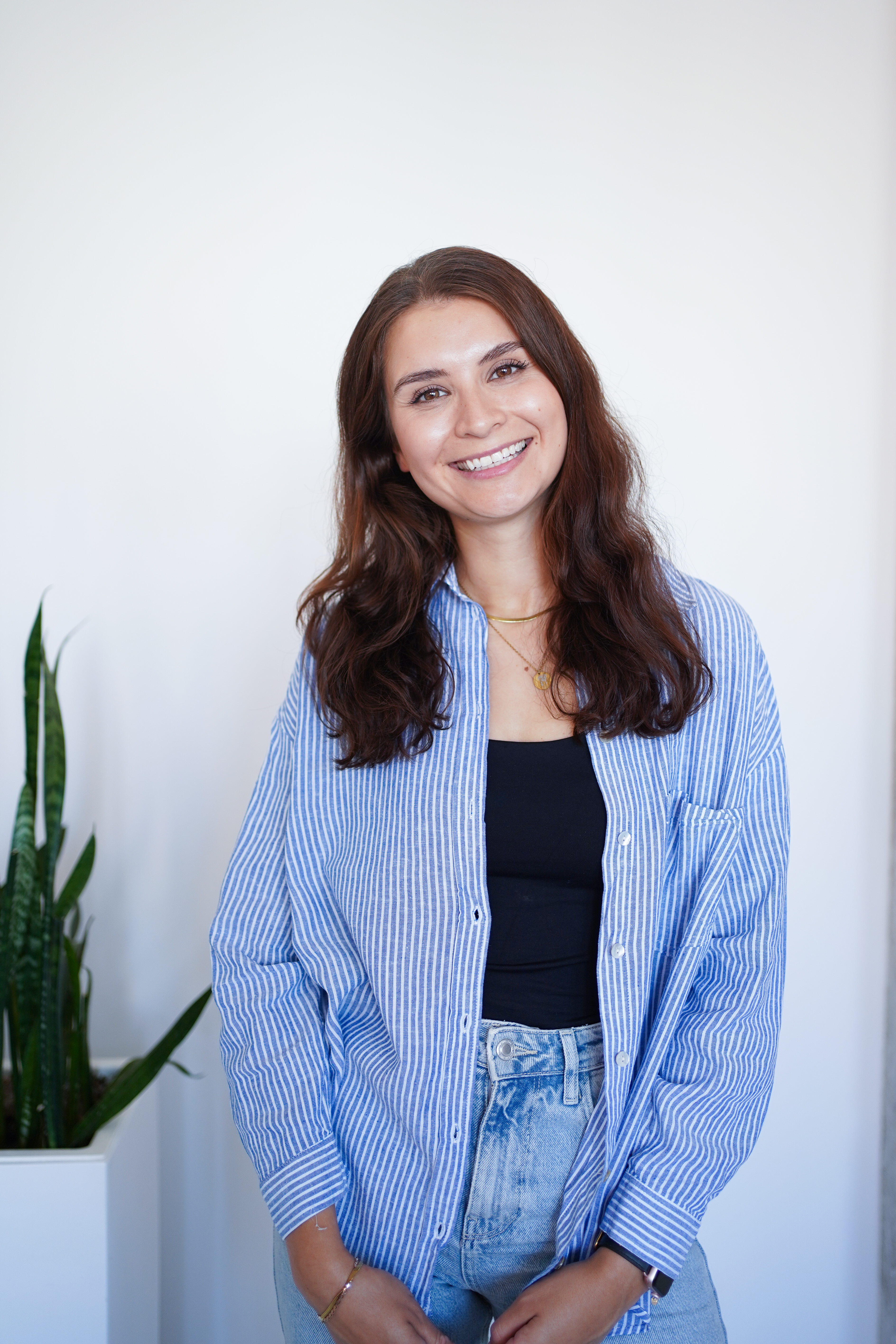 Julia Stadniczuk steht im Office und lächelt in die Kamera