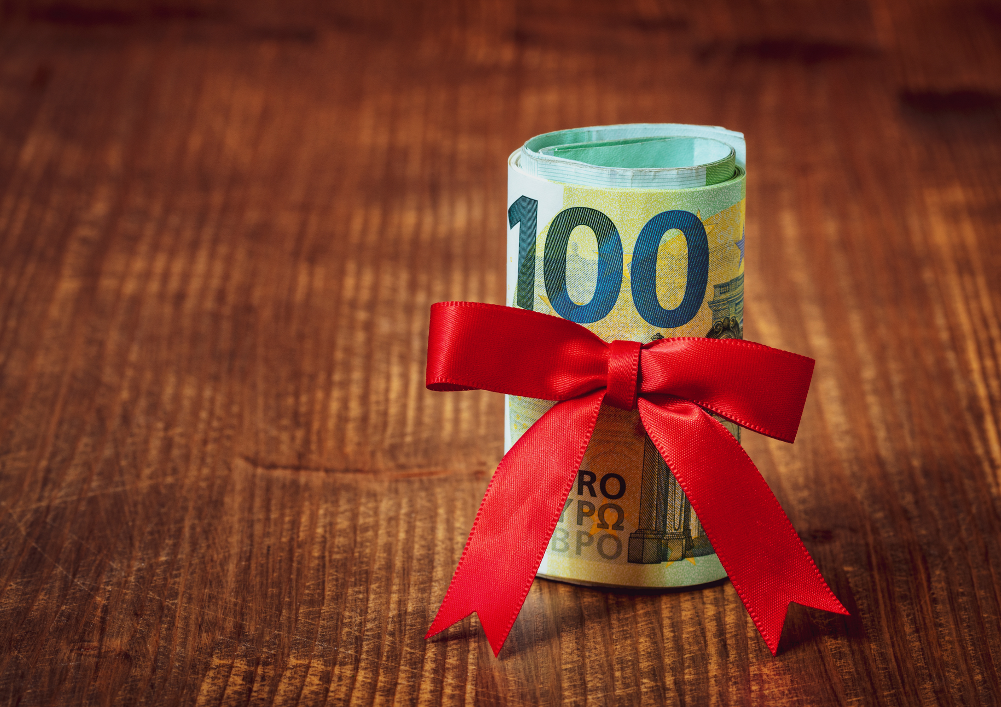 Geldscheine in Schleife gewickelt