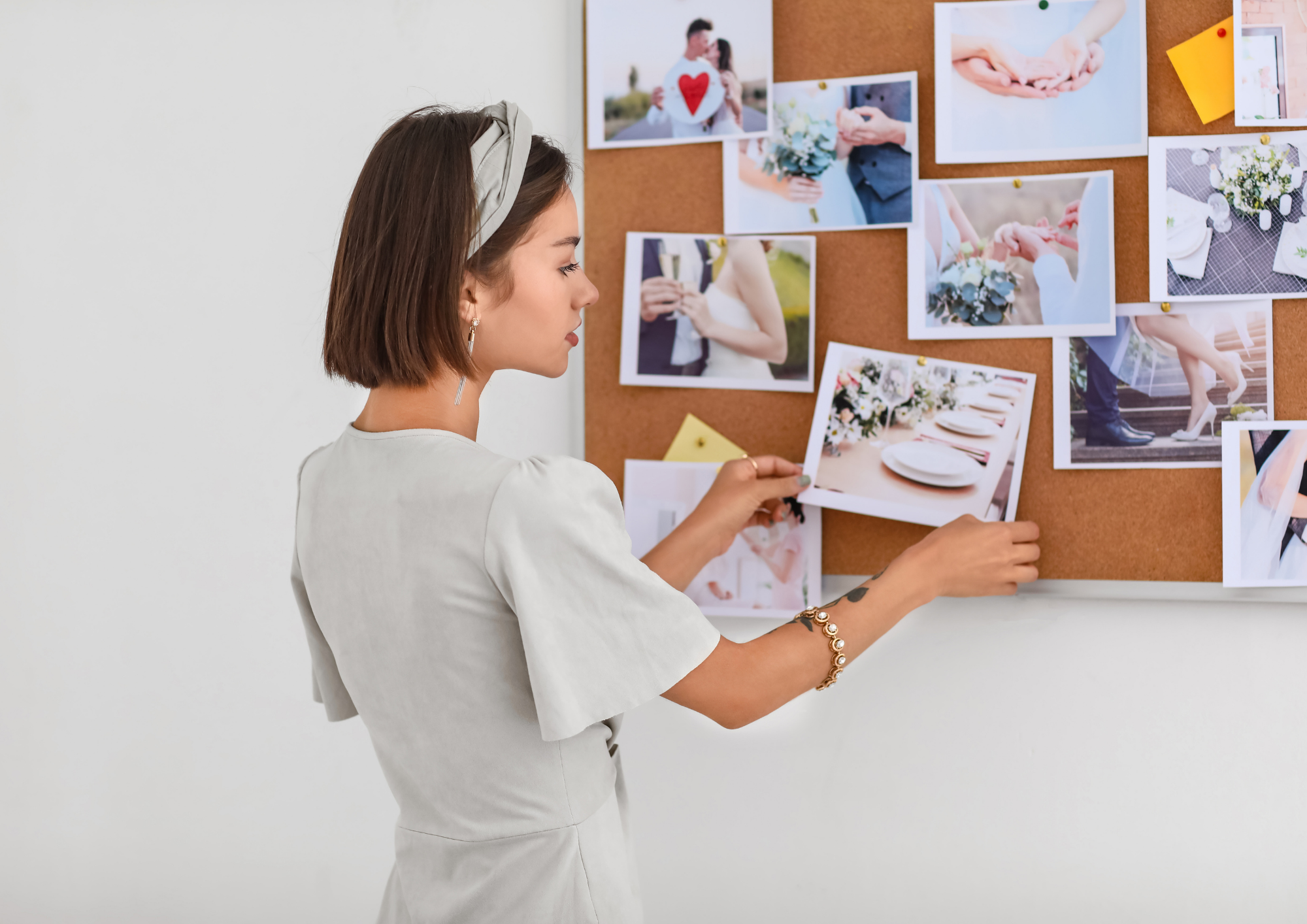 Frau steht vor einer Pinnwand mit Ideen & Inspirationen für die Hochzeitsplanung 