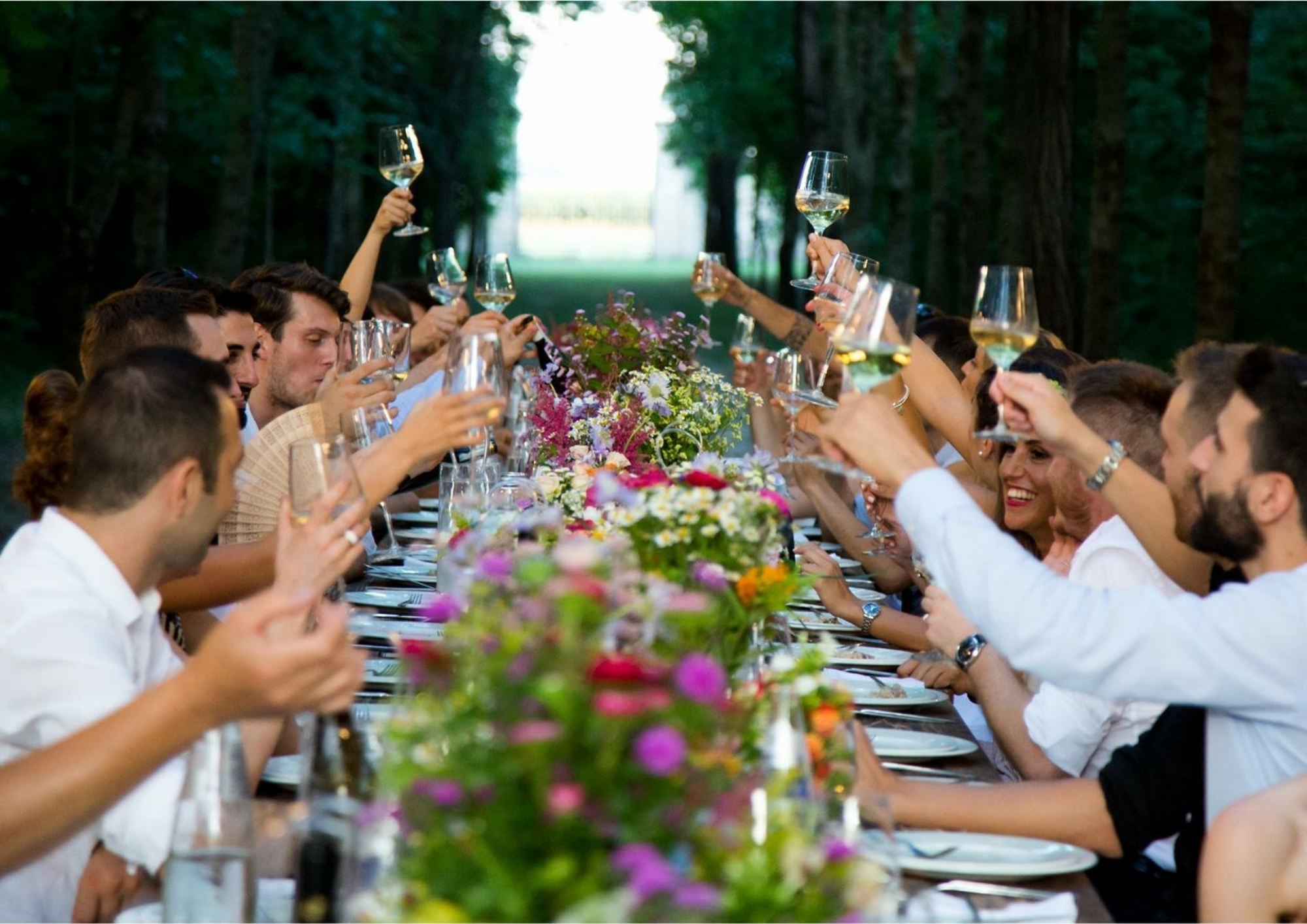 Hochzeitsgesellschaft am Tisch