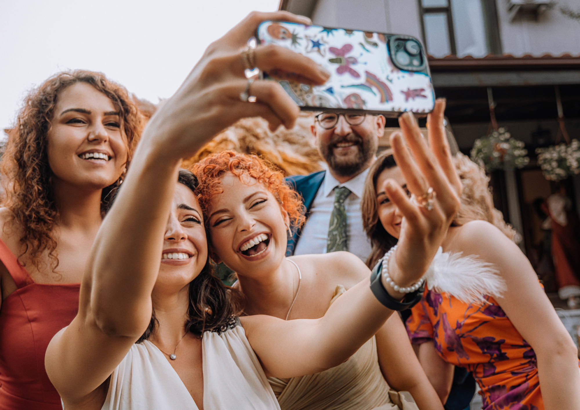 Braut und ihre Brautjungfern machen ein Selfie Foto mit ihrem Handy