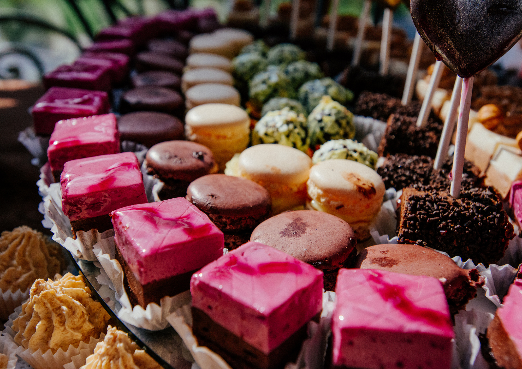 Nachtischbuffett mit Macarons, Törtchen in vielen bunten Farben